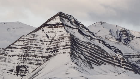 Vista-Aérea-Hacia-Atrás-Con-Vista-Al-Icónico-Cerro-Pirámide,-El-Chaltén,-Patagonia,-Argentina