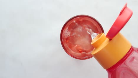 verter agua en un vaso