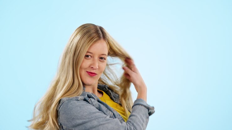 Gezicht, haarverzorging en handen van blije vrouw in studio