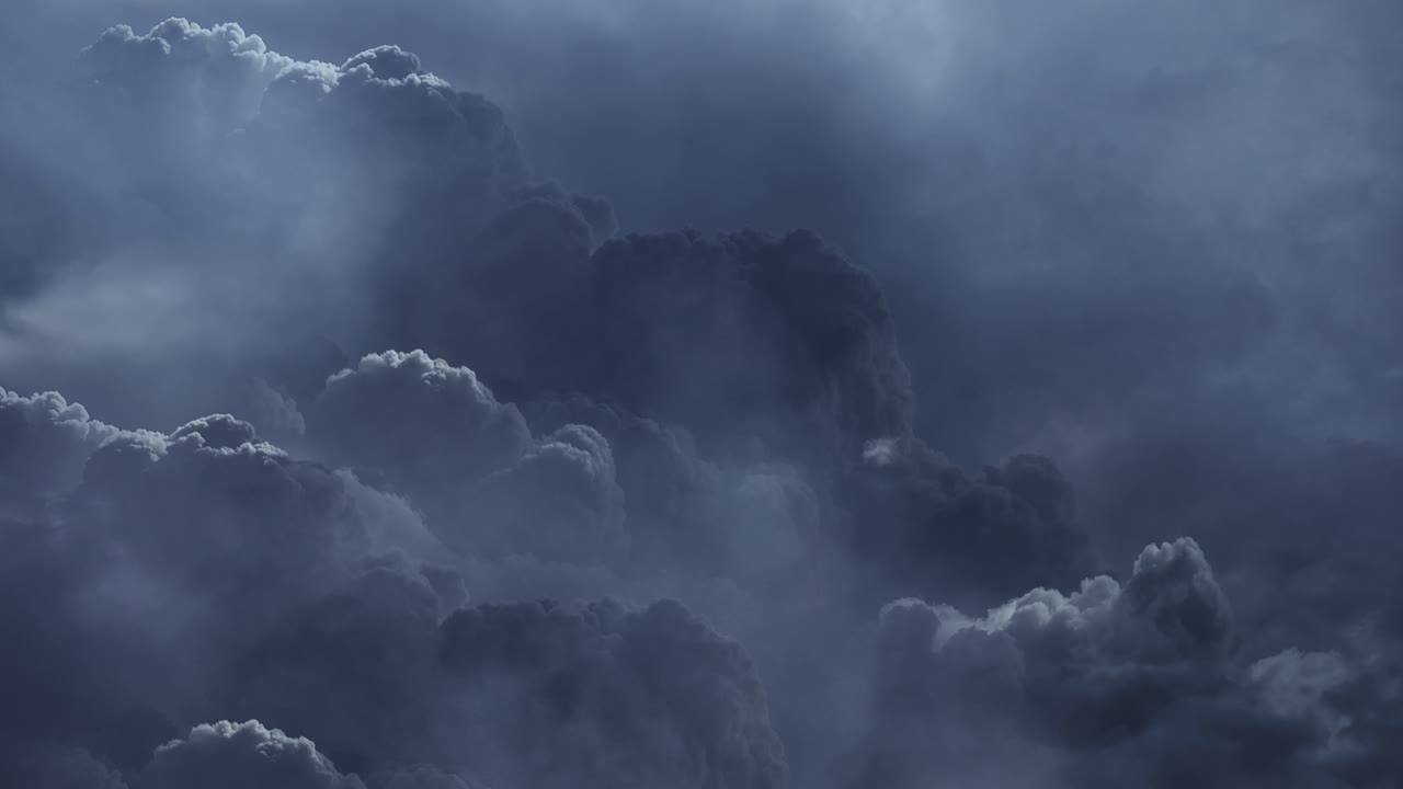 cielo oscuro y nubes en movimiento, tormenta