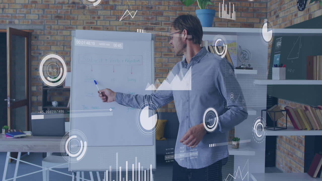 animación del procesamiento de datos sobre el maestro caucásico masculino