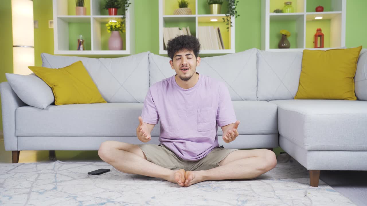 젊은이가 뉴스와 발표에 놀랐습니다.