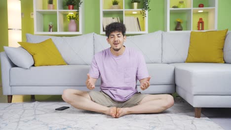 젊은이가 뉴스와 발표에 놀랐습니다.