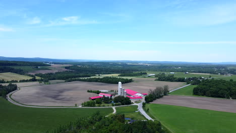 Drohnenschuss-über-Feldern-Rund-Um-Compton,-Quebec,-Kanada