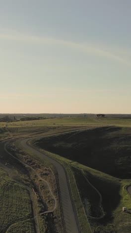 vista aérea del paisaje rural con carreteras sinuosas