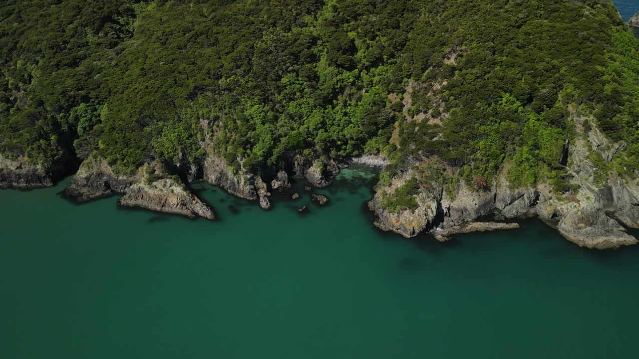 뉴질랜드 화이트 베이의 놀라운 해안선을 촬영한 아리엘 드론 영상