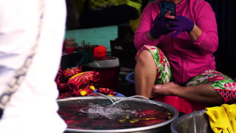 Street-vendor-selling-freshly-caught-crabs,-perfect-masking-transition-shot