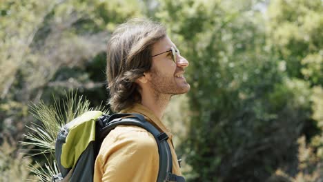 Hipster-Mit-Mann,-Touristenrucksack,-Geht-Alleine-Und-Lächelt