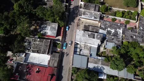 vista aérea de la calle de un pequeño pueblo en méxico