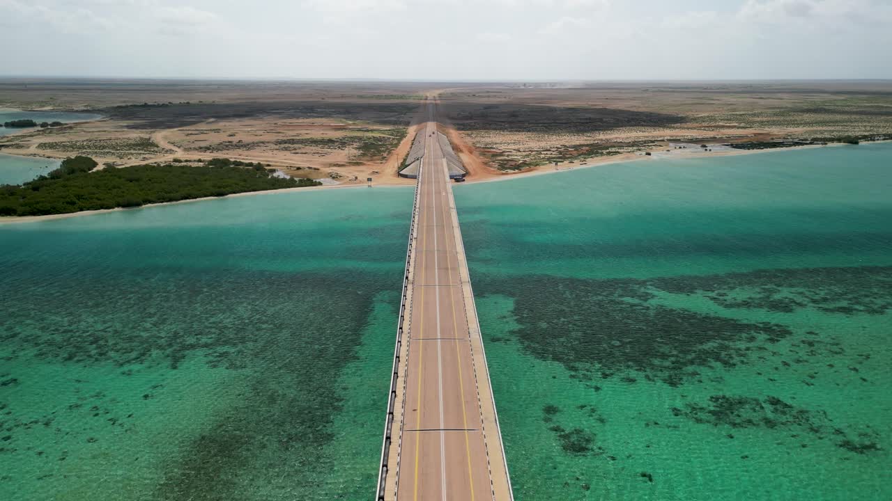이 영상은 사우디 아라비아의 파라산 섬에 있는 놀라운 마디 다리를 포착합니다. 크리스탈처럼 은 물과 진정한 아름다움으로 둘러싸여 있습니다.