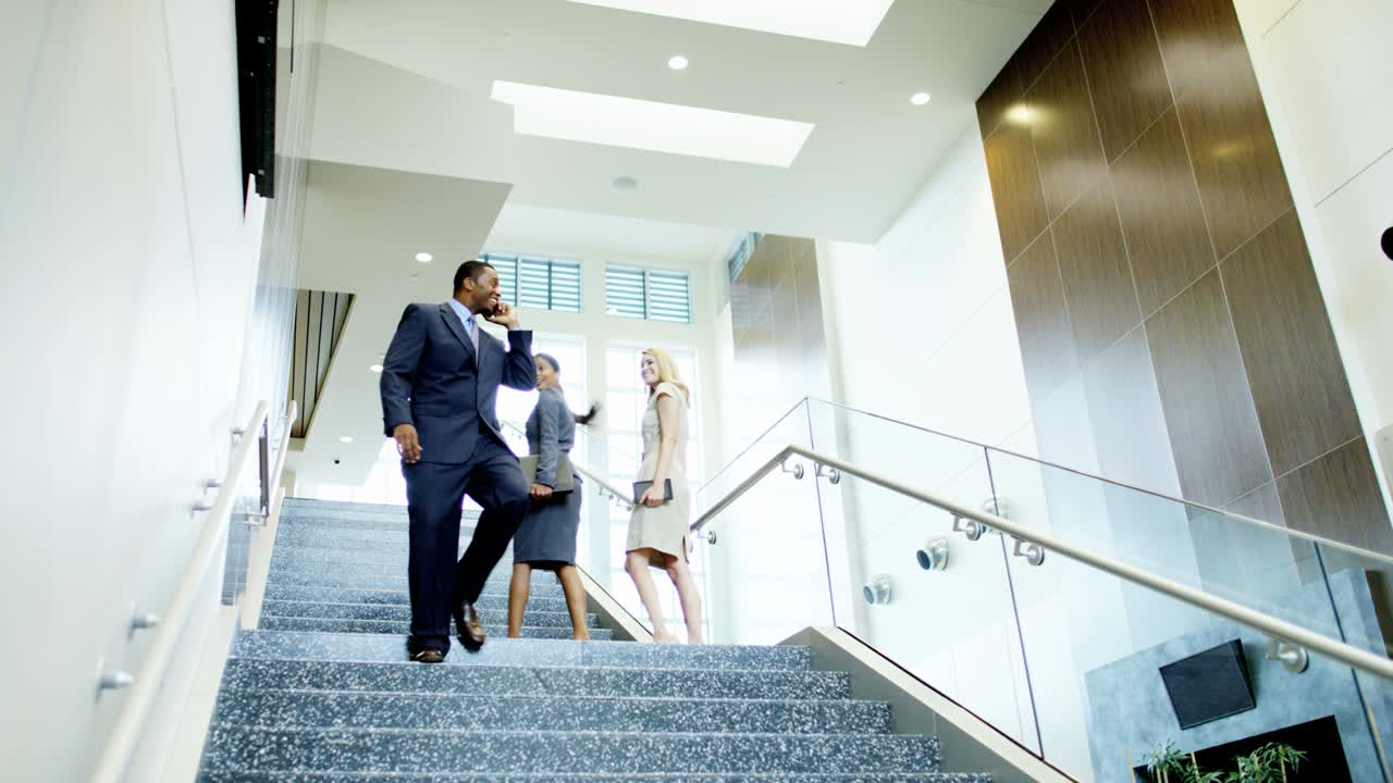 riunione di manager di pubblicità aziendali multietnici maschi e femmine