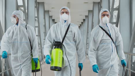 equipo de limpieza y desinfección con equipo de protección