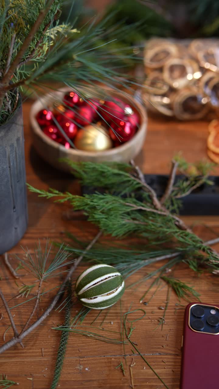 suministros de artesanía de navidad en mesa de madera