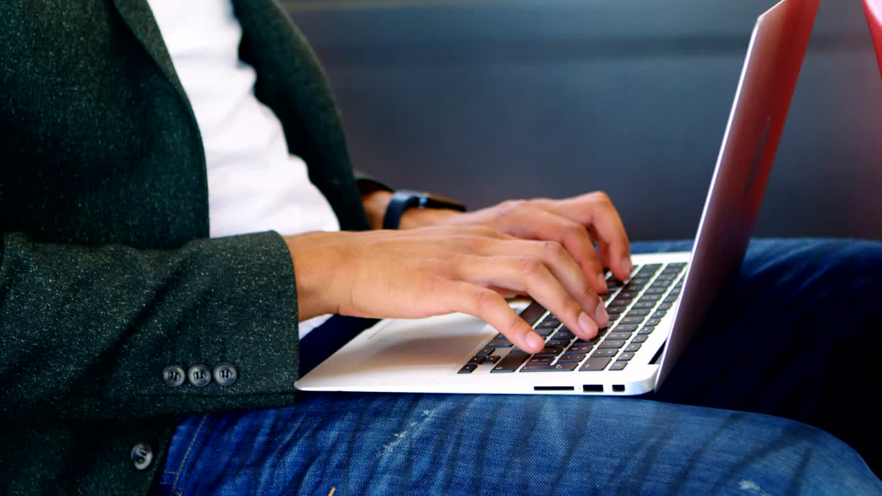 pasajero masculino que usa una computadora portátil mientras viaja en el autobús 4k