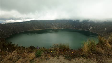 Stimmungsvoller-Zeitraffer-Des-Quilotoa-Sees-In-Ecuador,-Lateinamerika