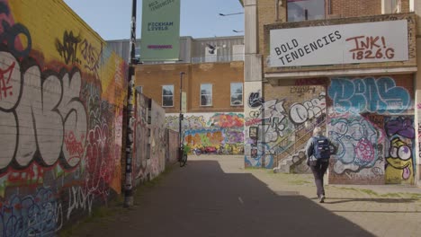 Arte-Callejero-Y-Graffiti-En-El-Exterior-De-Los-Edificios-En-Tendencias-Audaces-Proyecto-Comunitario-Peckham-South-London-UK-2