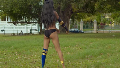 arte de cosplay de una modelo de fitness y flexionando sus músculos