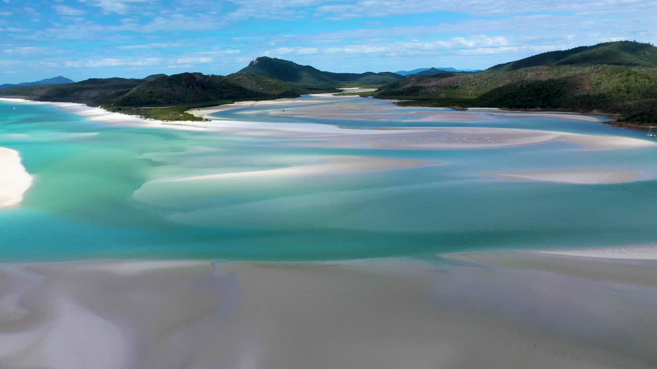 whitehaven beach whitsunday island australia의 오른쪽으로 이동하는 드론 샷