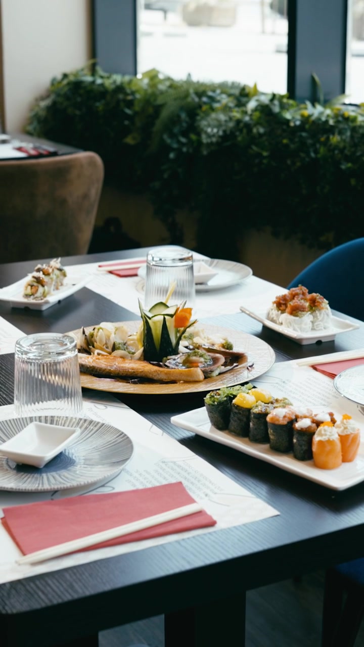 Piatti di pesce giapponesi assortiti serviti su un tavolo da ristorante