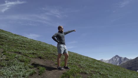 excursionista apuntando a la dirección mountain pan, montañas rocosas, kananaskis, alberta, canadá