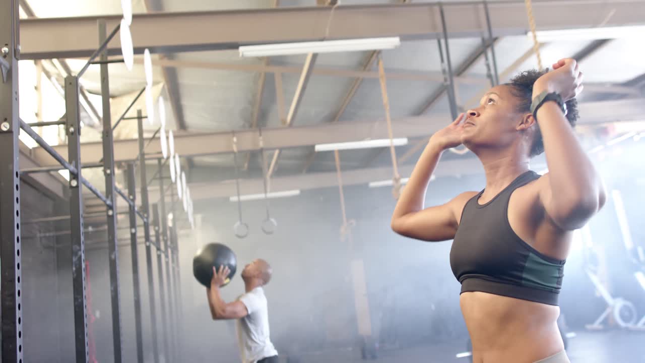 entrenamiento de diversas clases de acondicionamiento físico en grupo en el gimnasio levantamiento y lanzamiento de bolas de medicina, en cámara lenta