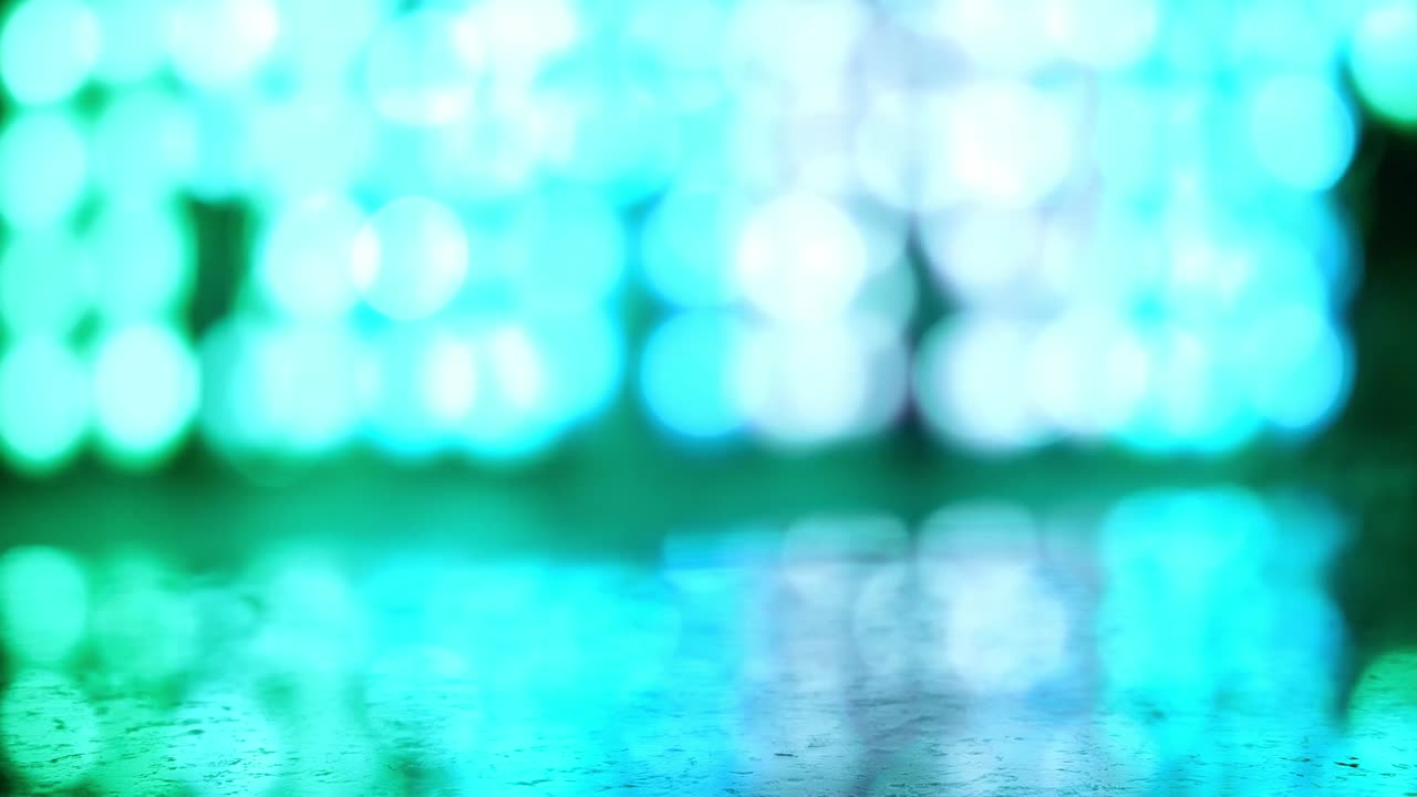 야간에 태국 란나 랜턴의 빛의 녹색 추상 보케 배경, 이  축제의 축제 개념.