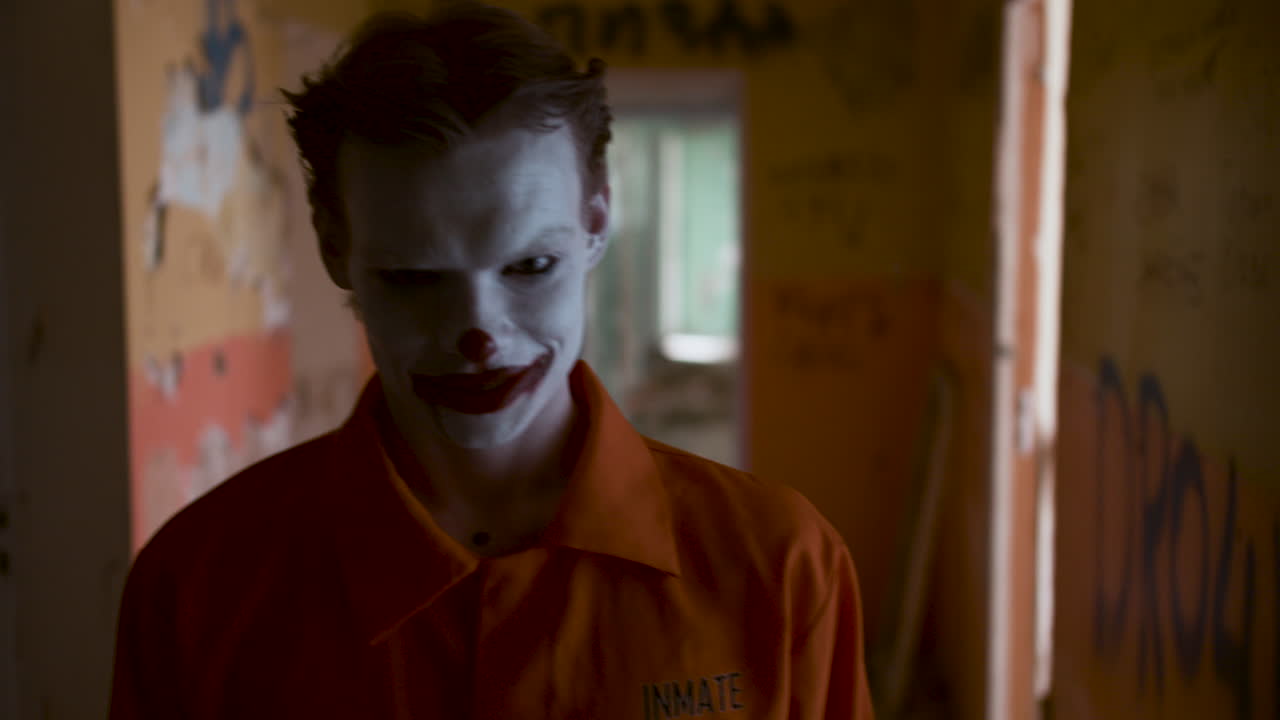 payaso aterrador en una casa abandonada