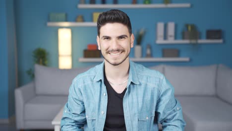 un joven guapo y atractivo que hace un guiño.