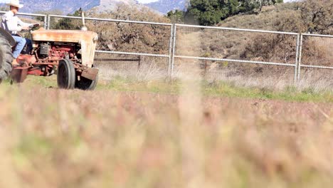 rancher harrowing field arena en farrow, california, en el estado de california.