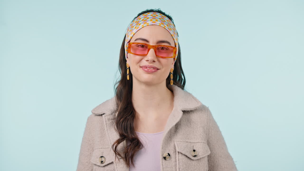 feliz, cara y estudio mujer con manos de corazón