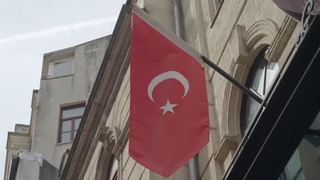 bandera turca en un edificio