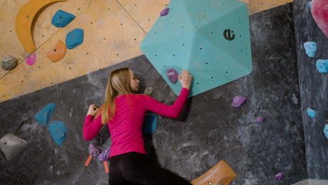 chica boulder en un gimnasio