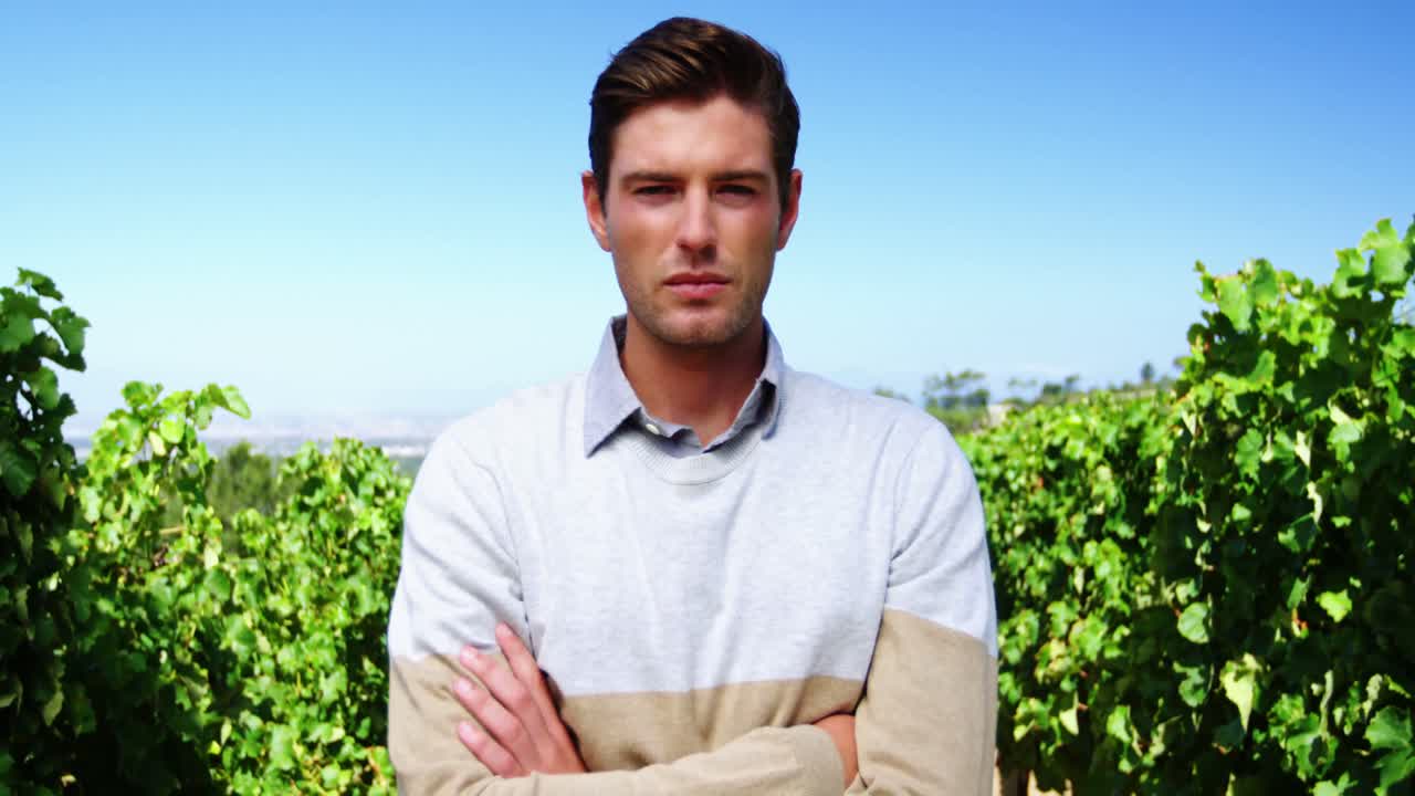 포도 ⁇  에서 팔 을  ⁇ 은 채 서 있는 사람 의 초상화