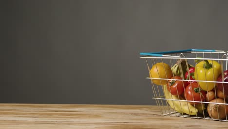 foto de estudio de alimentos básicos de frutas y verduras frescas en la cesta de la compra de alambre del supermercado 1