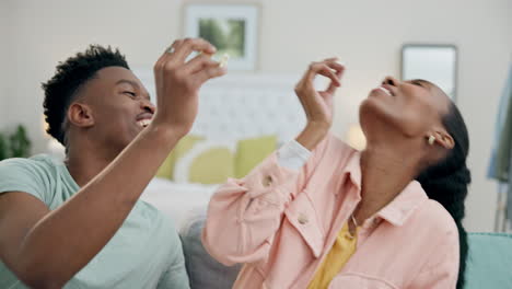 Pareja-Negra-En-El-Sofá,-Alimentando-Palomitas-De-Maíz