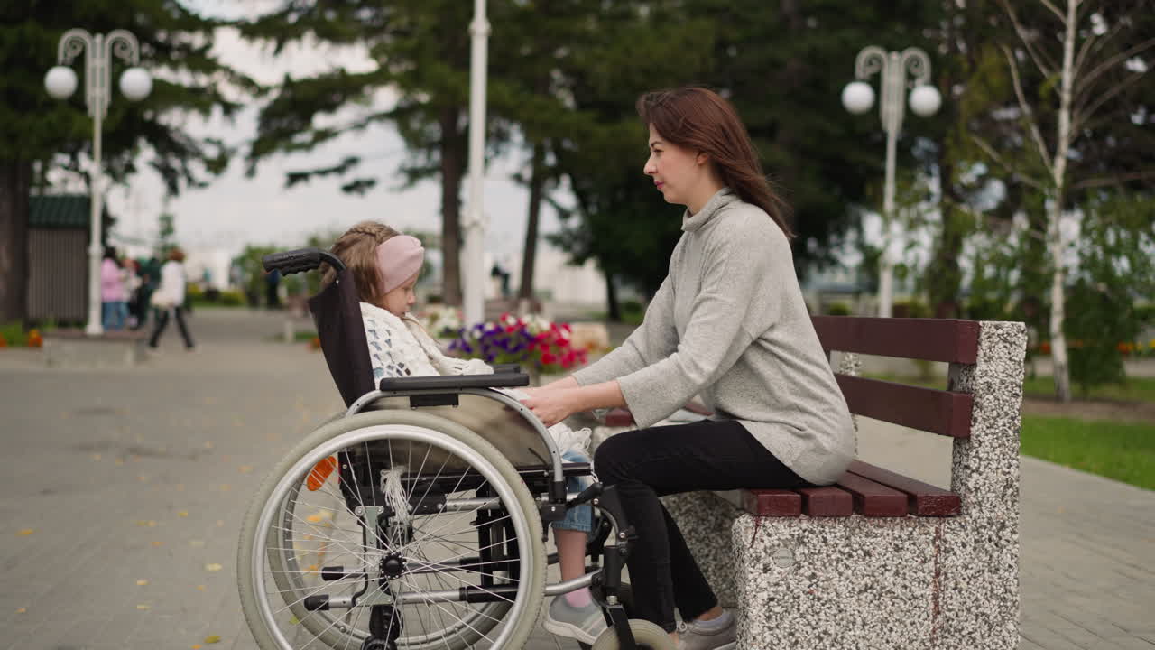 madre cariñosa envuelve a su hija pequeña en una cálida bufanda de punto