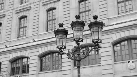 vista vintage de una típica lámpara de calle francesa en las calles de parís, francia