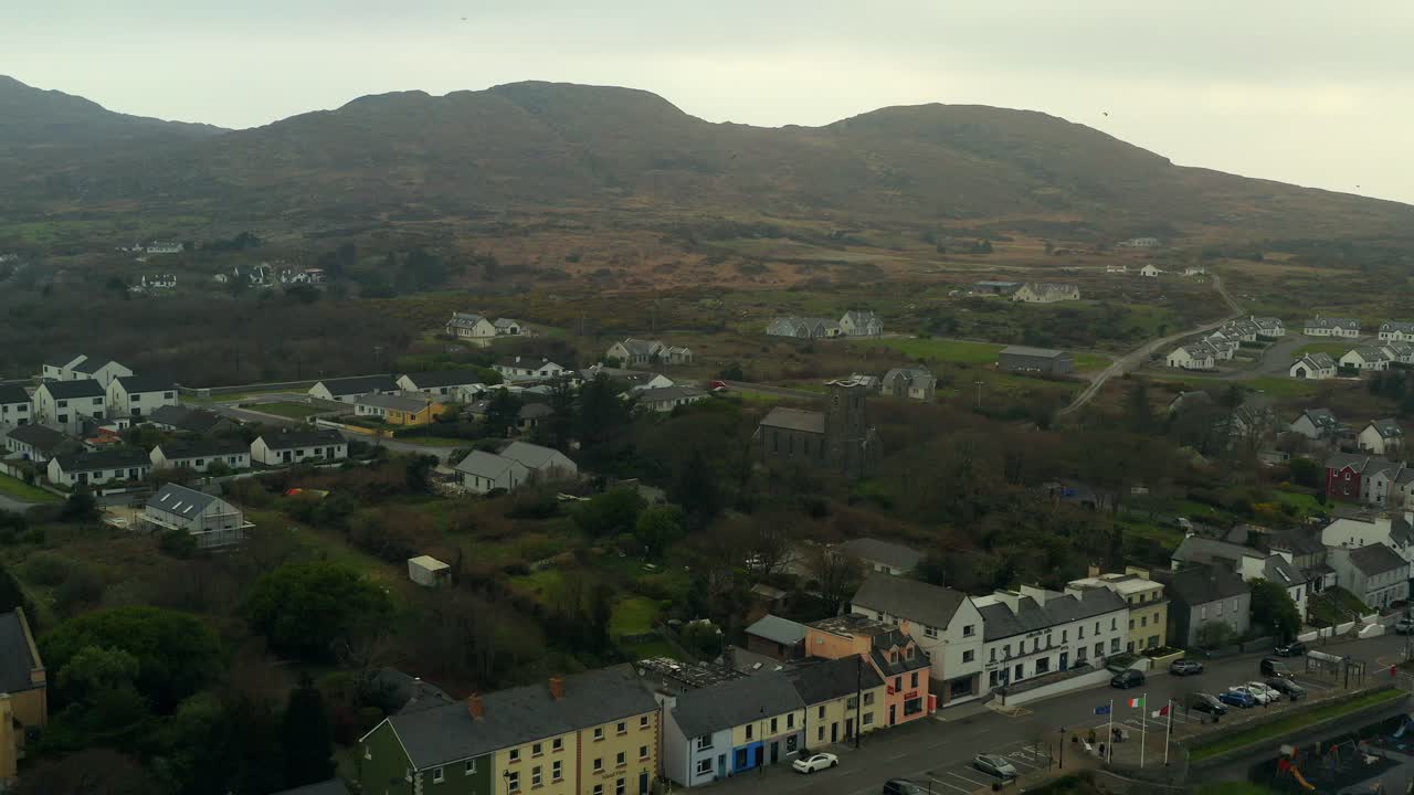 retiro aéreo de la ciudad de roundstone en connemara con las montañas en el fondo