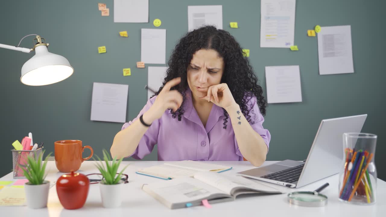la estudiante resuelve una pregunta.