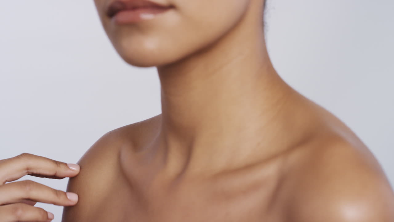 mujer hermosa tocando el cuerpo con la mano acariciando suave cuidado de la piel saludable tez disfrutando de la belleza natural perfecta sobre fondo blanco