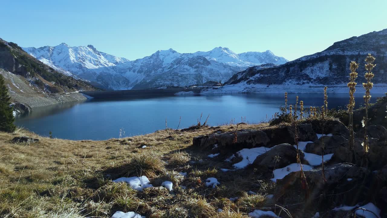 lago debajo de los alpes durante el invierno en austria