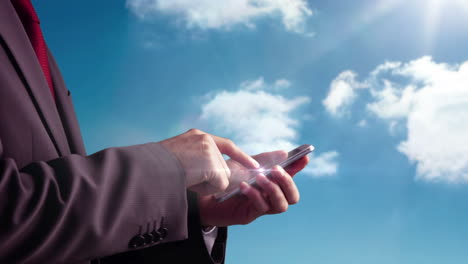 Hombre-De-Negocios-Usando-Teléfono-Inteligente-Sobre-Fondo-De-Cielo-Azul