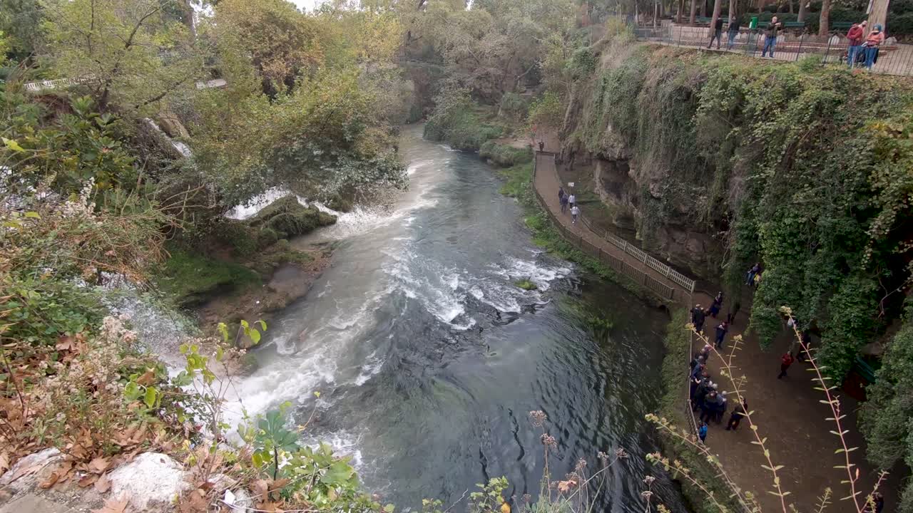pasando a través de una barandilla que desciende hasta las cataratas duden en antalya, turquía