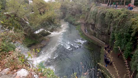 Pasando-A-Través-De-Una-Barandilla-Que-Desciende-Hasta-Las-Cataratas-Duden-En-Antalya,-Turquía