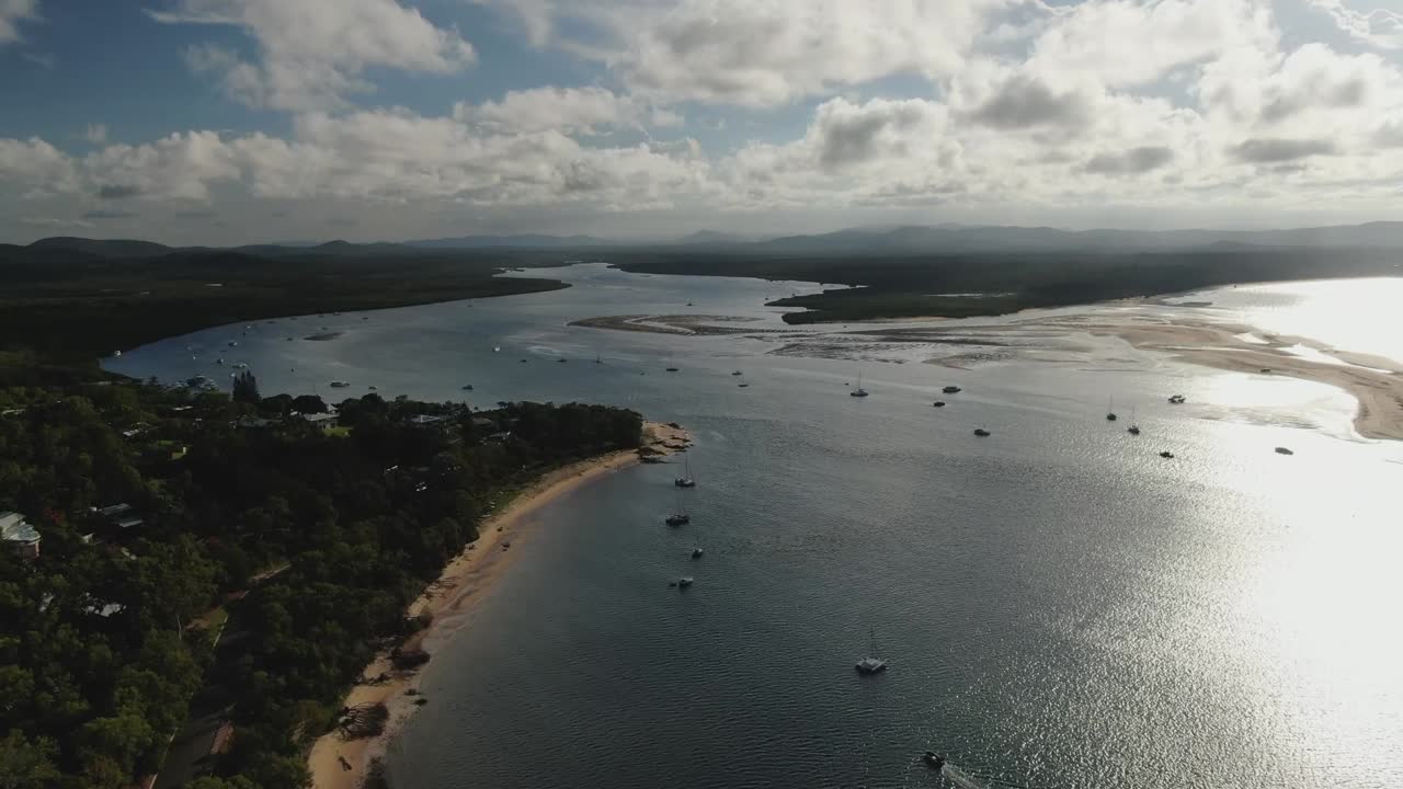 antena cinematográfica a lo largo de las aguas de agnes en la costa de capricornio, australia