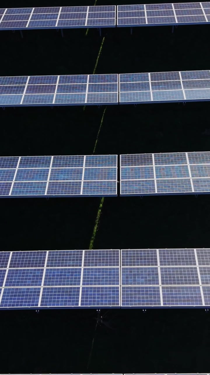 Pannelli solari disposti in file su un campo illuminato dalla luce del sole durante il giorno