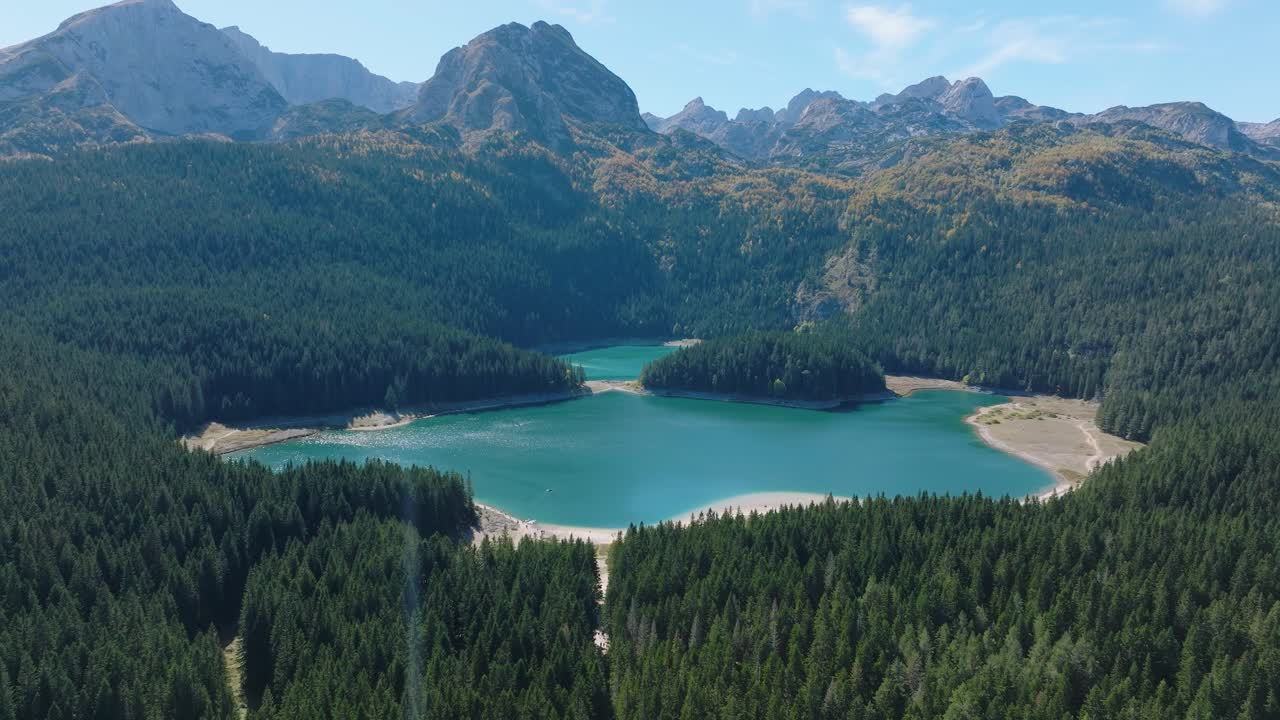 숲 으로 둘러싸인 산 호수 의 공중 사진
