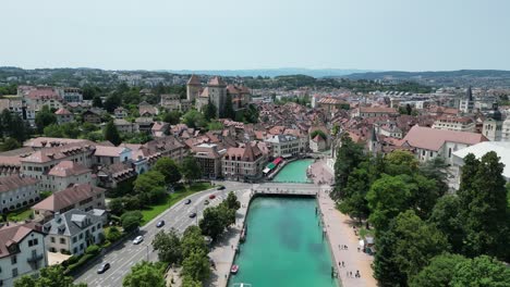 La-Ciudad-De-Annecy,-Francia,-Muestra-Inversa-Del-Dron-Del-Casco-Antiguo,-Imágenes-Aéreas-De-4k