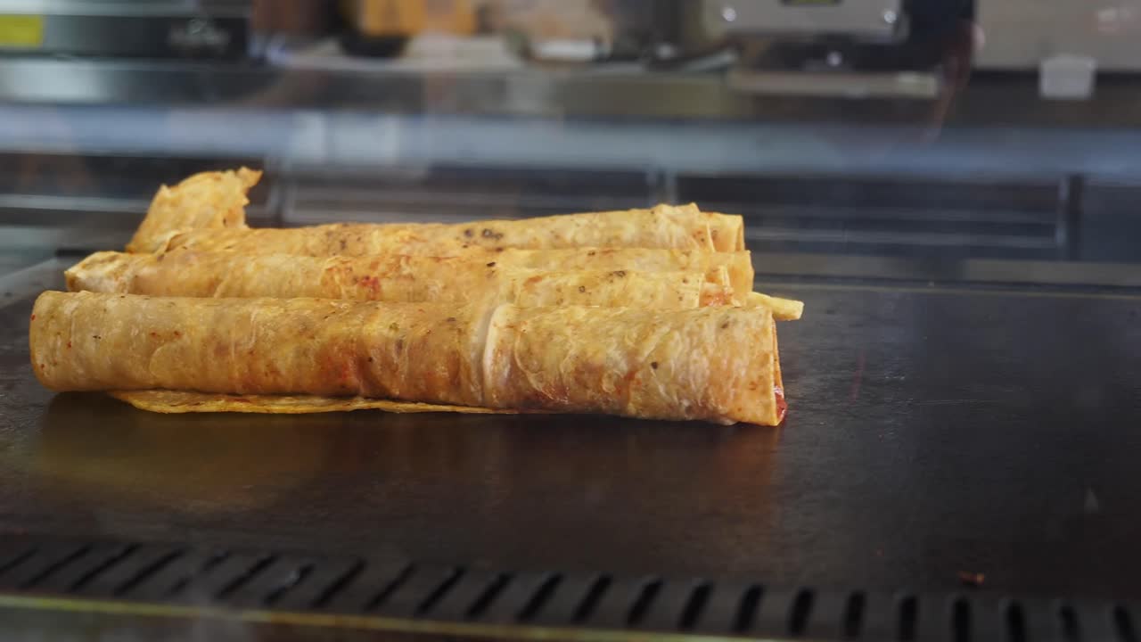 preparación de pide o shawarma turco