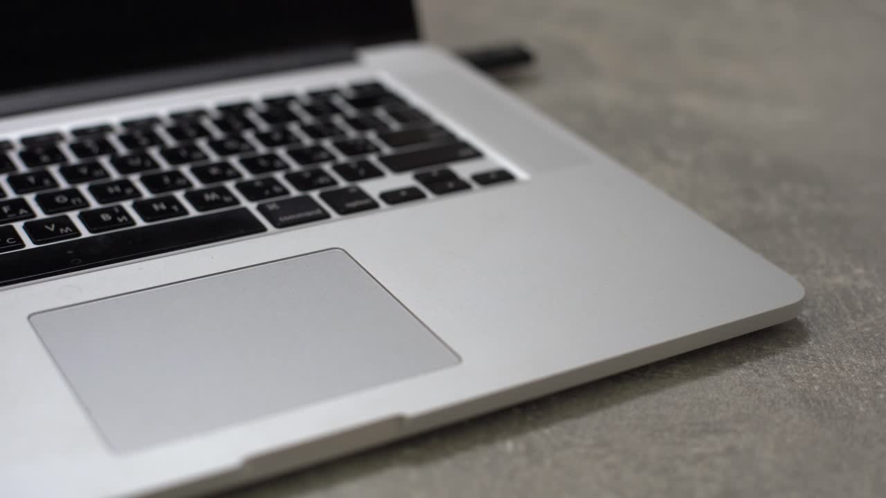 conecte una llave de unidad flash usb al puerto de una computadora portátil.